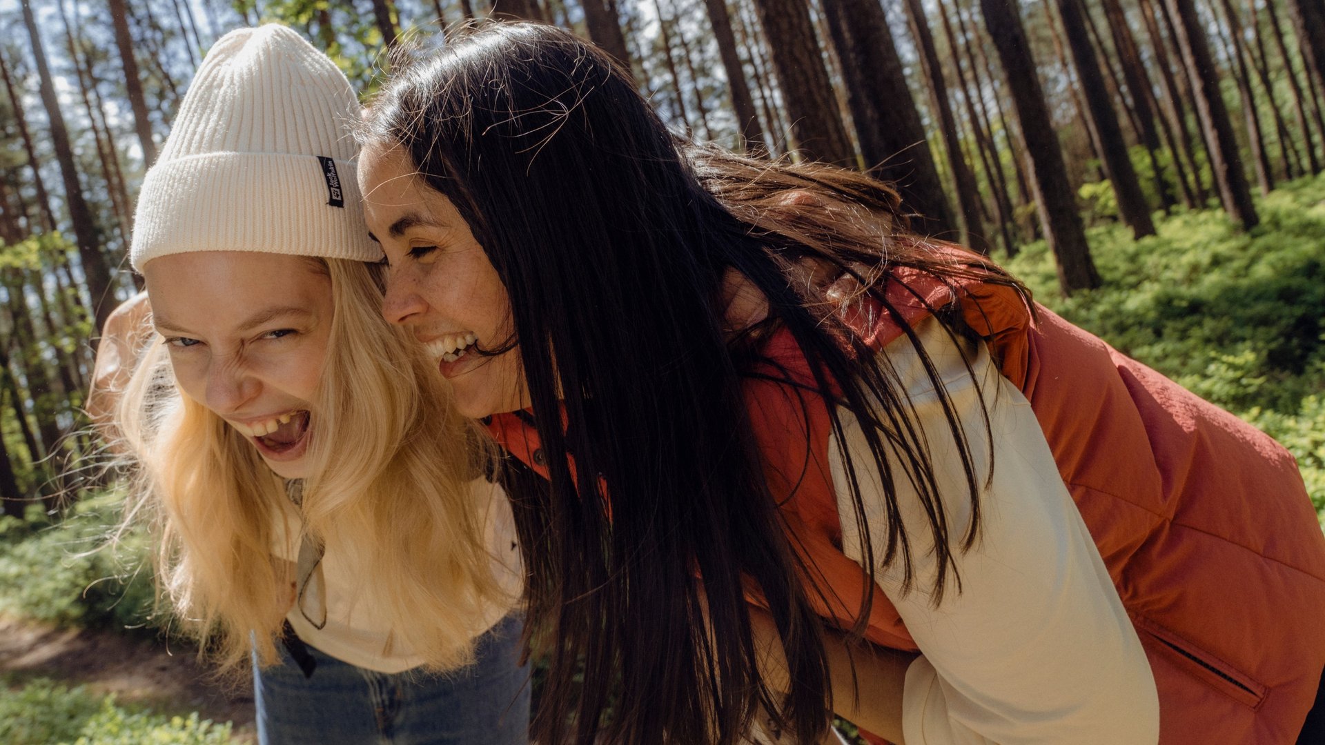 Zwei Frauen lachend im Wald