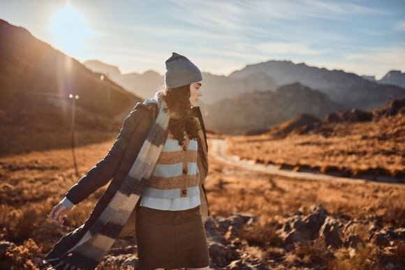 Frau in camel active Outfit in den Bergen