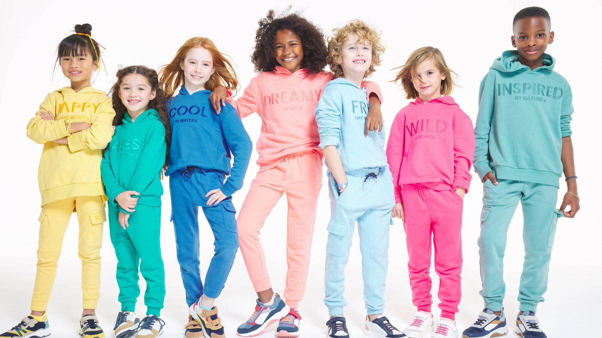 Gruppe von Kindern in farbigen Outfit