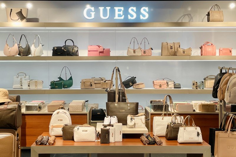 Guess Store neu Taschen