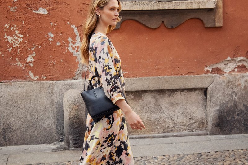 Frau in gemusterten Sommerkleid von Companys