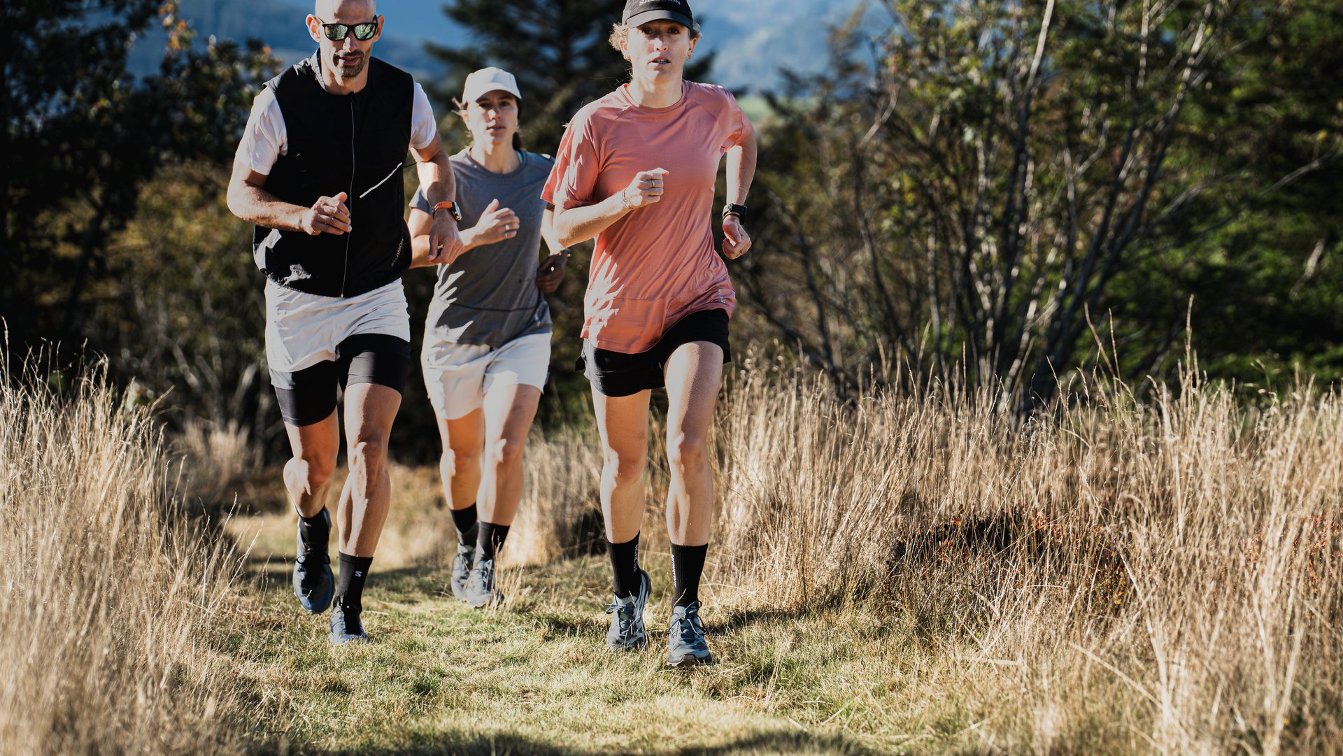 Gruppe von Freunden draussen am Wandern