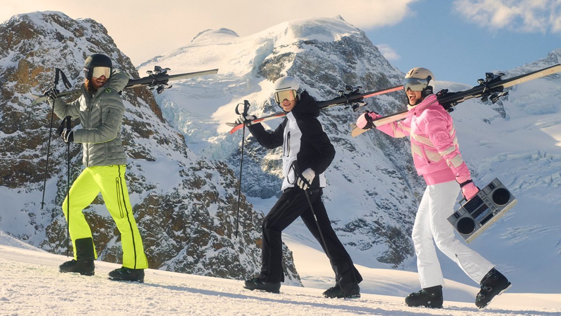 Drei Skifahrer im Ski-Anzug von Bogner