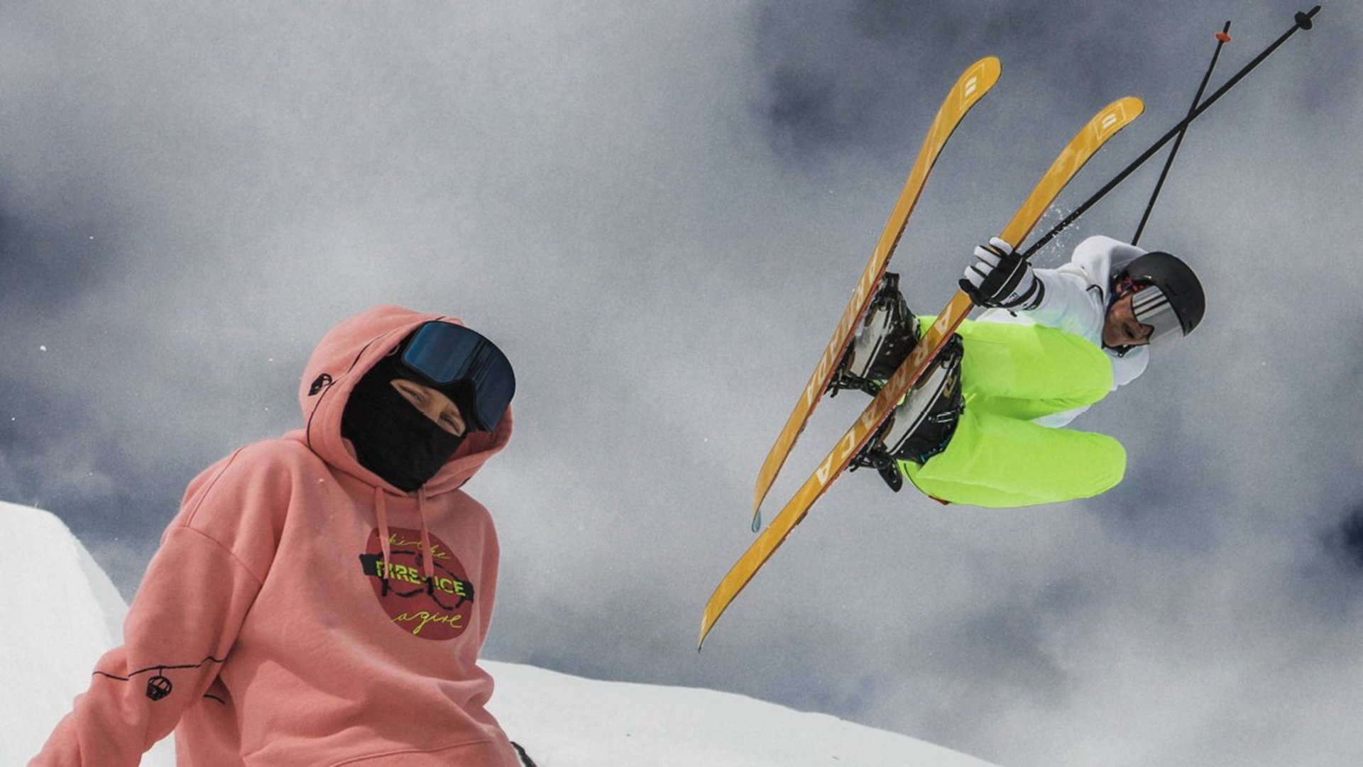 Freestyle Skifahrer in Bogner Skianzug